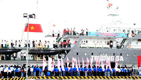 Barco del “Recorrido por el mar y las islas de la Patria” lleva jóvenes a Truong Sa